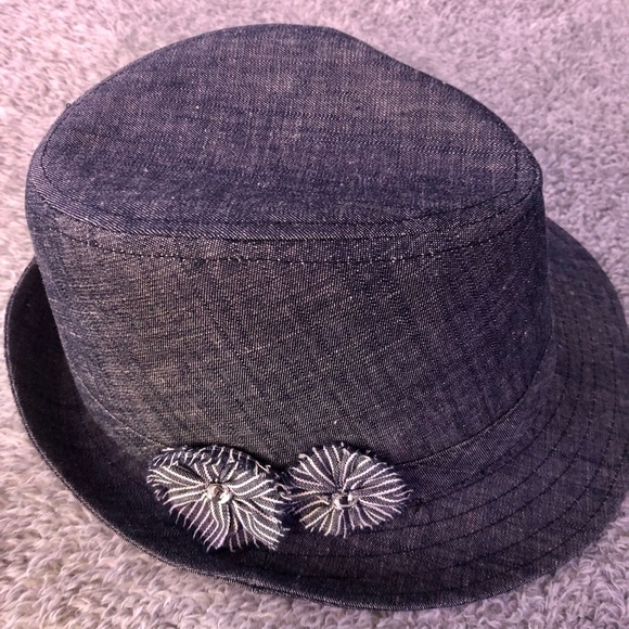 Joe Boxer hat with flowers on side - Picture 3 of 9